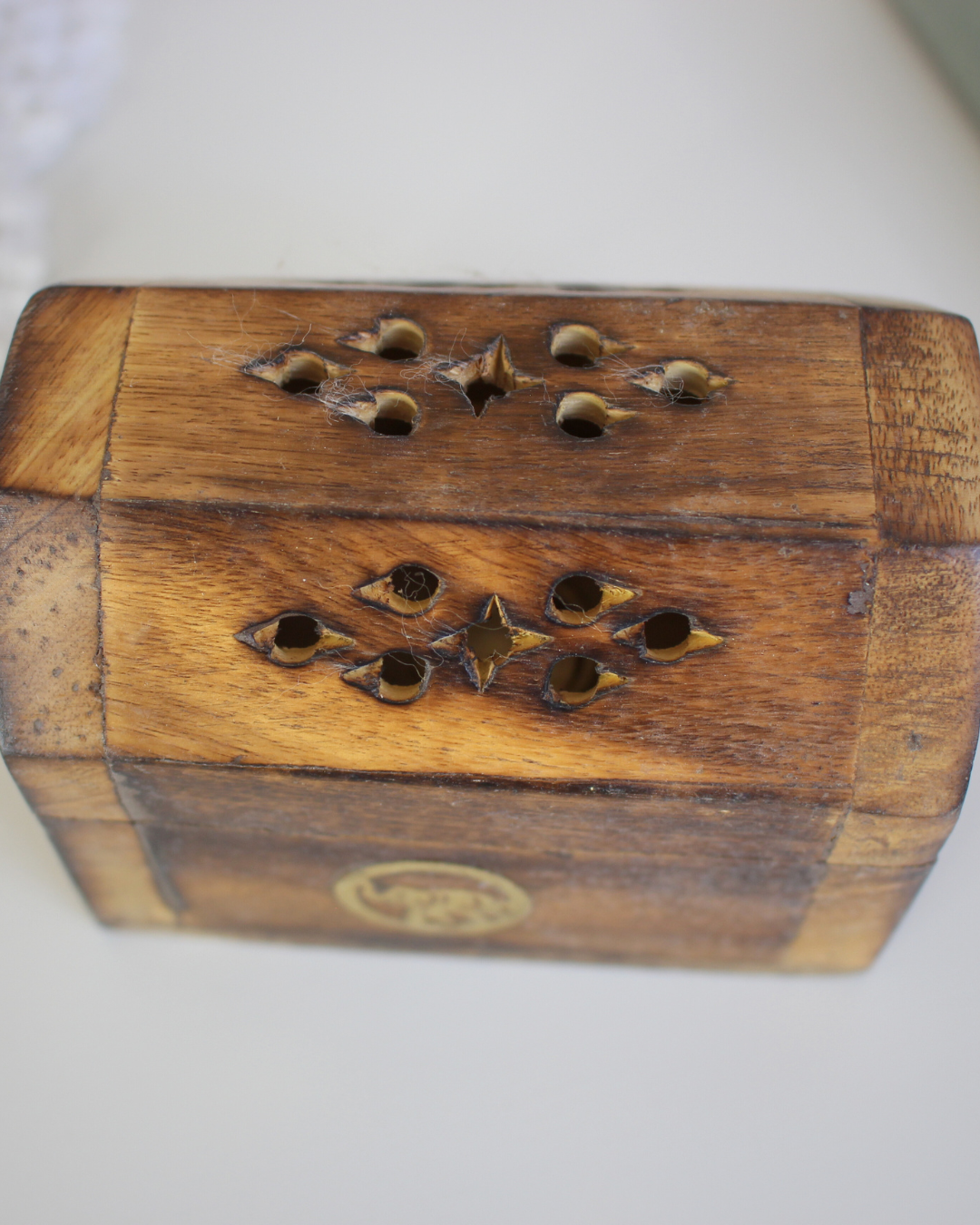 Apportez une touche artisanale et spirituelle à vos rituels avec cette boîte porte-encens en bois de manguier, décorée d’un motif éléphant symbolisant la sagesse, la force et la protection. Conçue pour accueillir vos cônes d’encens.
