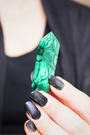 Jolie pointe en malachite naturelle polie extraite au Congo. La malachite est idéale pour être posée sur un autel, utilisée en méditation, ou placée dans un espace de soin pour favoriser le réalignement énergétique. La malachite est une pierre puissante liée au chakra du coeur, connue pour sa capacité à absorber les énergies négatives et à accompagner les grandes transformations personnelles.