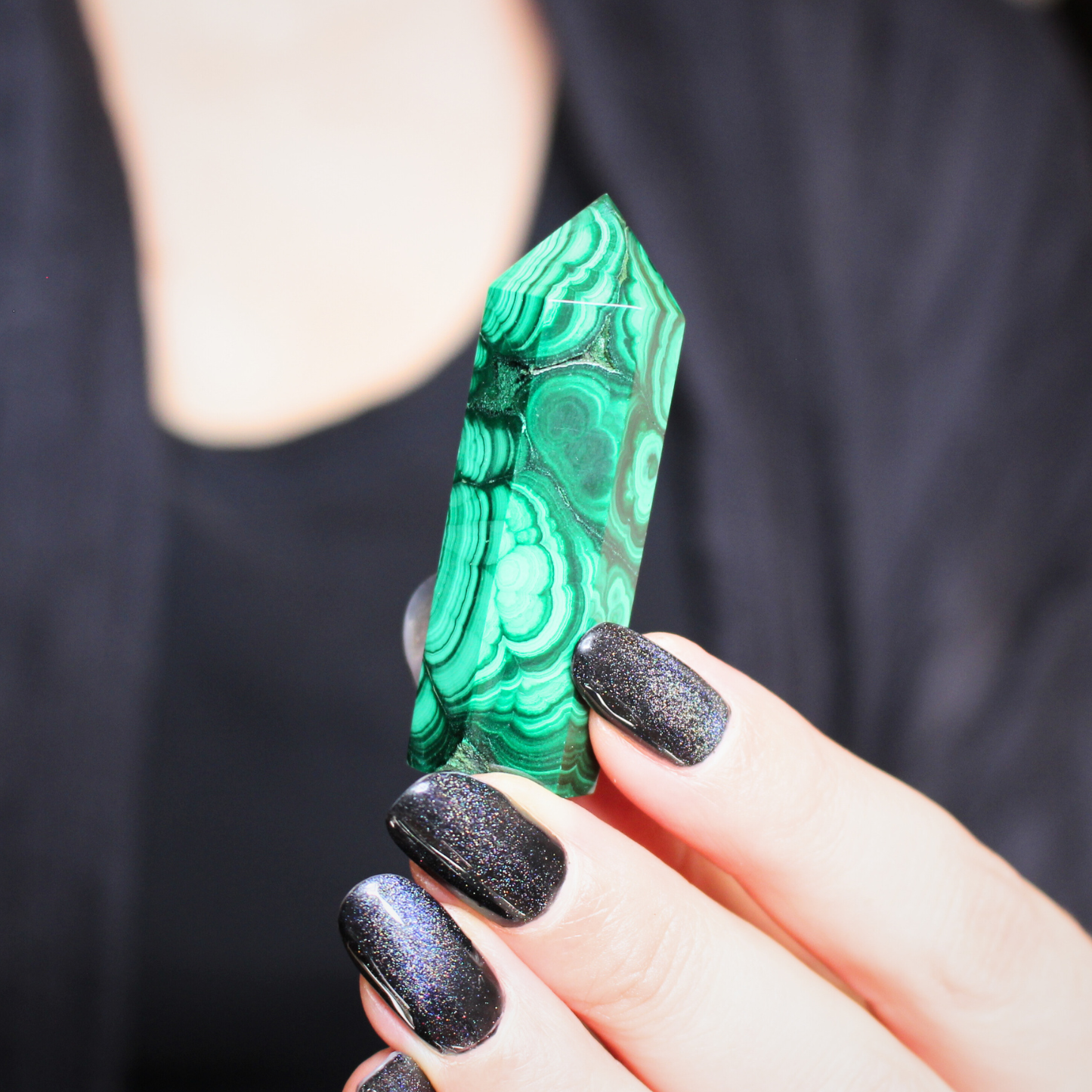 Jolie pointe en malachite naturelle polie extraite au Congo. La malachite est idéale pour être posée sur un autel, utilisée en méditation, ou placée dans un espace de soin pour favoriser le réalignement énergétique. La malachite est une pierre puissante liée au chakra du coeur, connue pour sa capacité à absorber les énergies négatives et à accompagner les grandes transformations personnelles.