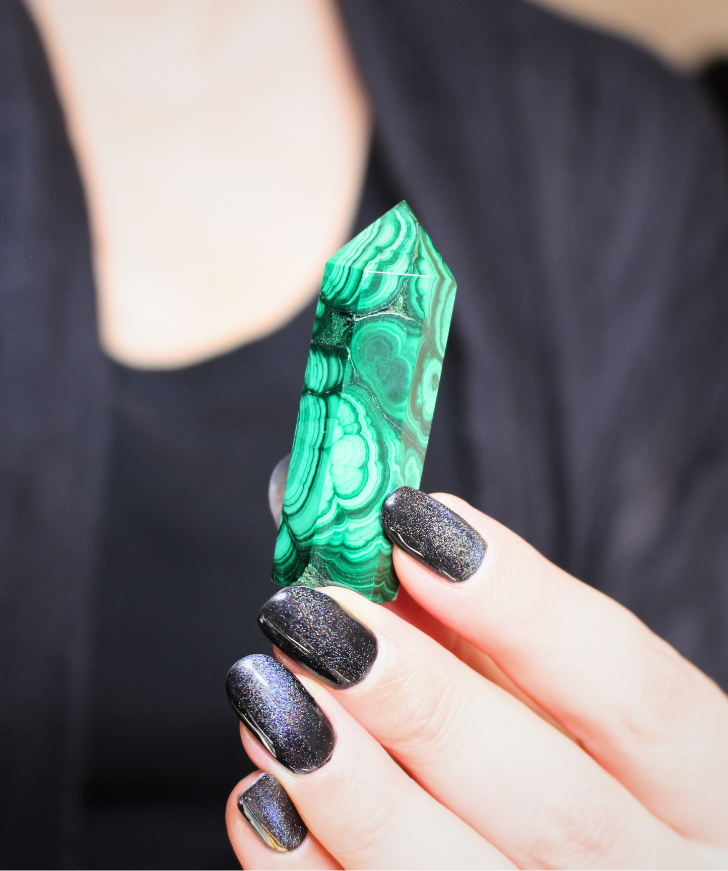 Jolie pointe en malachite naturelle polie extraite au Congo. La malachite est idéale pour être posée sur un autel, utilisée en méditation, ou placée dans un espace de soin pour favoriser le réalignement énergétique. La malachite est une pierre puissante liée au chakra du coeur, connue pour sa capacité à absorber les énergies négatives et à accompagner les grandes transformations personnelles.
