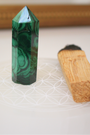 Jolie pointe en malachite naturelle polie extraite au Congo. La malachite est idéale pour être posée sur un autel, utilisée en méditation, ou placée dans un espace de soin pour favoriser le réalignement énergétique. La malachite est une pierre puissante liée au chakra du coeur, connue pour sa capacité à absorber les énergies négatives et à accompagner les grandes transformations personnelles.