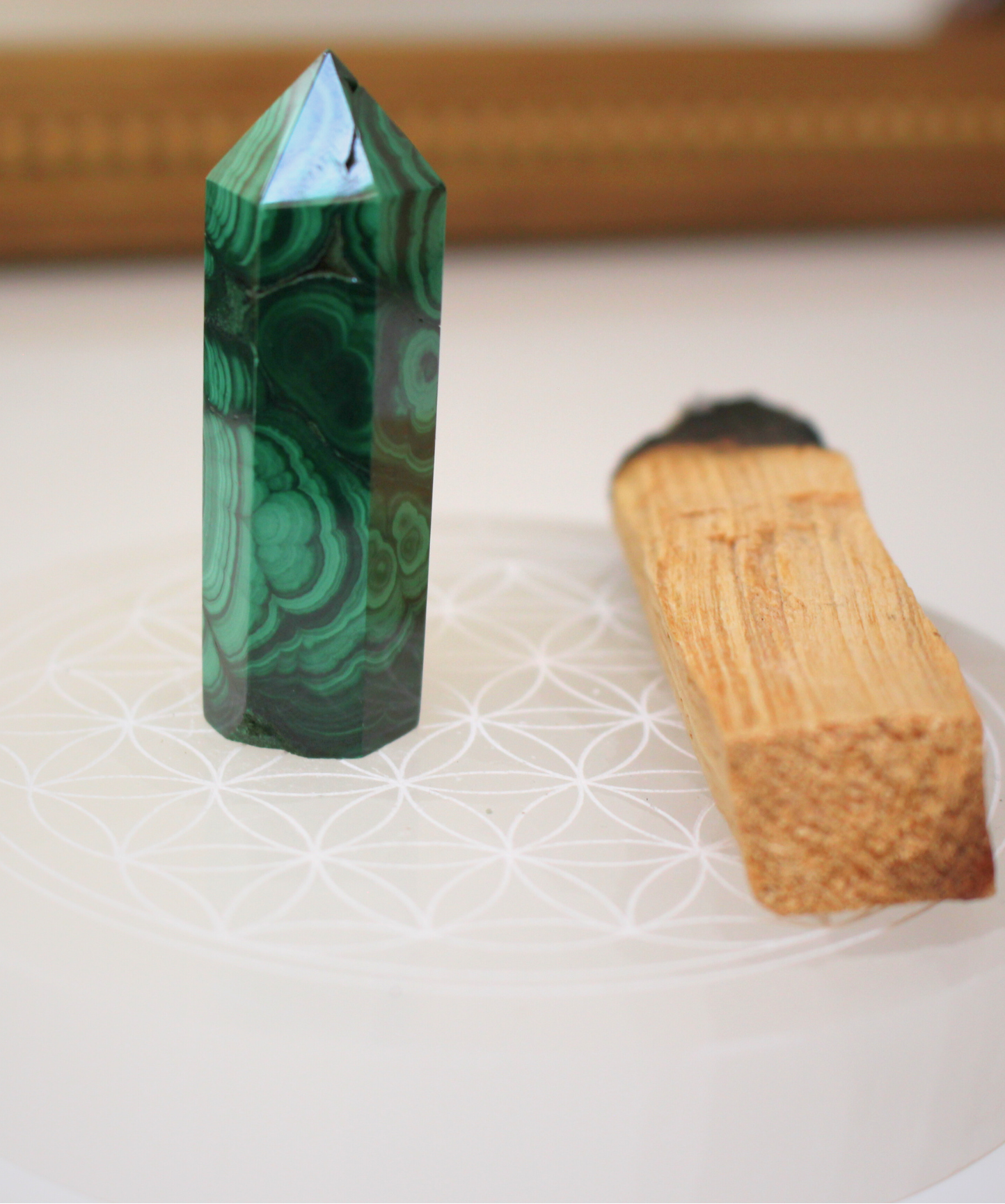 Jolie pointe en malachite naturelle polie extraite au Congo. La malachite est idéale pour être posée sur un autel, utilisée en méditation, ou placée dans un espace de soin pour favoriser le réalignement énergétique. La malachite est une pierre puissante liée au chakra du coeur, connue pour sa capacité à absorber les énergies négatives et à accompagner les grandes transformations personnelles.
