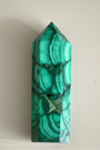 Jolie pointe en malachite naturelle polie extraite au Congo. La malachite est idéale pour être posée sur un autel, utilisée en méditation, ou placée dans un espace de soin pour favoriser le réalignement énergétique. La malachite est une pierre puissante liée au chakra du coeur, connue pour sa capacité à absorber les énergies négatives et à accompagner les grandes transformations personnelles.