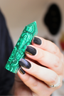 Jolie pointe en malachite naturelle polie extraite au Congo. La malachite est idéale pour être posée sur un autel, utilisée en méditation, ou placée dans un espace de soin pour favoriser le réalignement énergétique. La malachite est une pierre puissante liée au chakra du coeur, connue pour sa capacité à absorber les énergies négatives et à accompagner les grandes transformations personnelles.