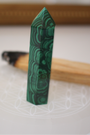 Jolie pointe en malachite naturelle polie extraite au Congo. La malachite est idéale pour être posée sur un autel, utilisée en méditation, ou placée dans un espace de soin pour favoriser le réalignement énergétique. La malachite est une pierre puissante liée au chakra du coeur, connue pour sa capacité à absorber les énergies négatives et à accompagner les grandes transformations personnelles.