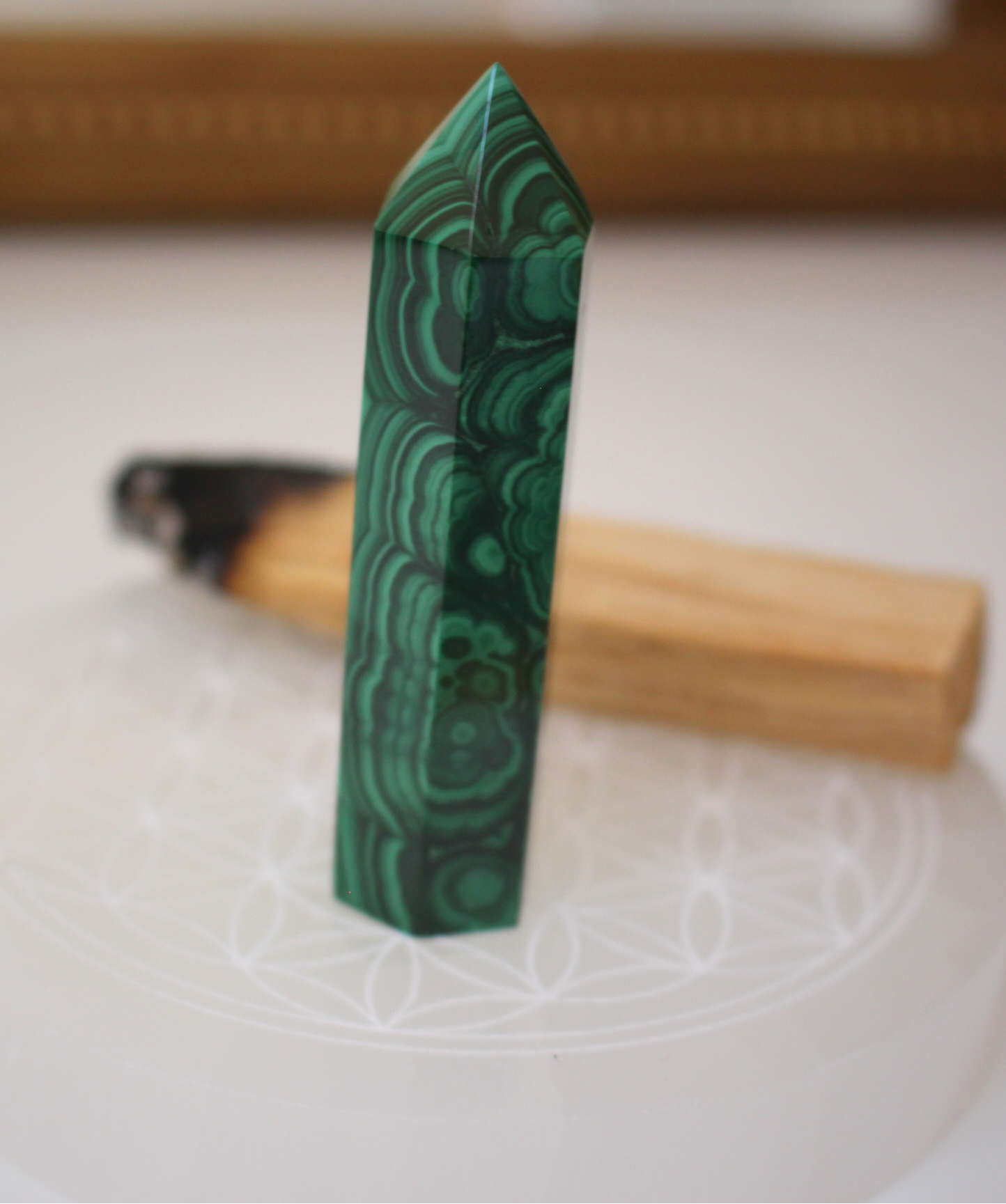 Jolie pointe en malachite naturelle polie extraite au Congo. La malachite est idéale pour être posée sur un autel, utilisée en méditation, ou placée dans un espace de soin pour favoriser le réalignement énergétique. La malachite est une pierre puissante liée au chakra du coeur, connue pour sa capacité à absorber les énergies négatives et à accompagner les grandes transformations personnelles.