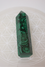 Jolie pointe en malachite naturelle polie extraite au Congo. La malachite est idéale pour être posée sur un autel, utilisée en méditation, ou placée dans un espace de soin pour favoriser le réalignement énergétique. La malachite est une pierre puissante liée au chakra du coeur, connue pour sa capacité à absorber les énergies négatives et à accompagner les grandes transformations personnelles.
