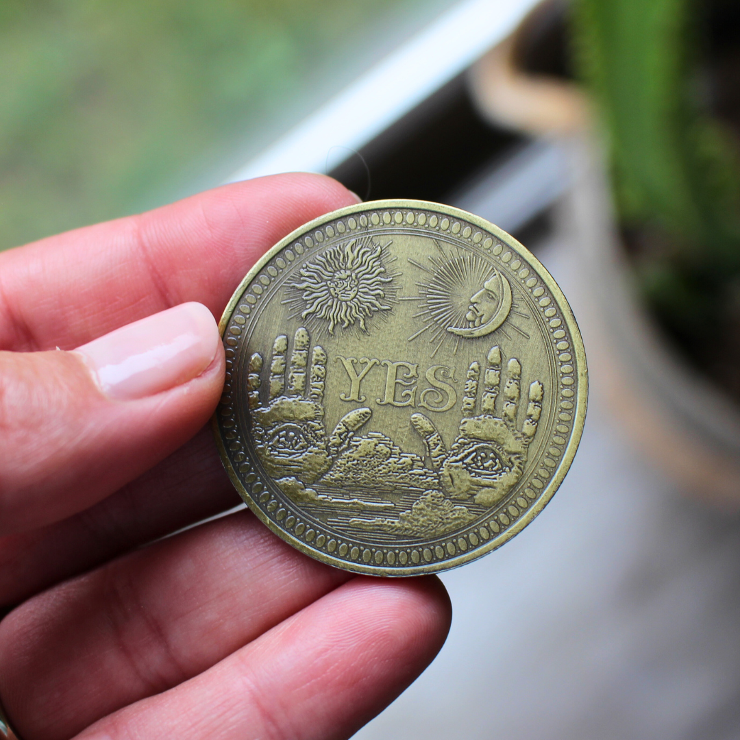 Cette pièce divinatoire est un outil simple, pour vous aider à répondre aux questions fermées du quotidien 
Une face "Oui", une face "Non" 
40mm