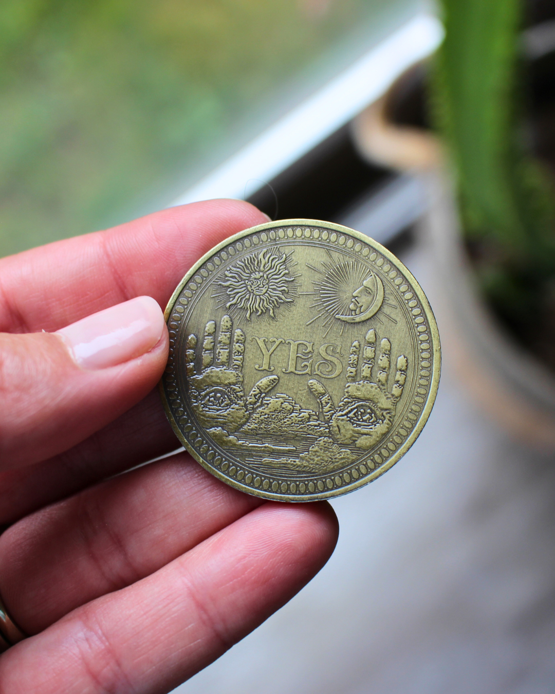 Cette pièce divinatoire est un outil simple, pour vous aider à répondre aux questions fermées du quotidien 
Une face "Oui", une face "Non" 
40mm
