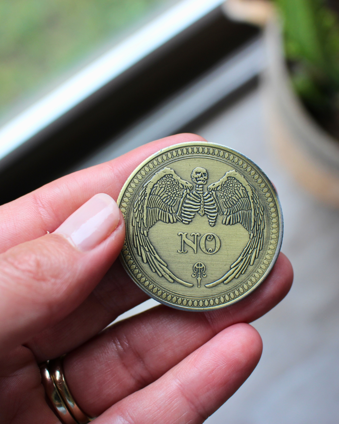 Cette pièce divinatoire est un outil simple, pour vous aider à répondre aux questions fermées du quotidien 
Une face "Oui", une face "Non" 
40mm