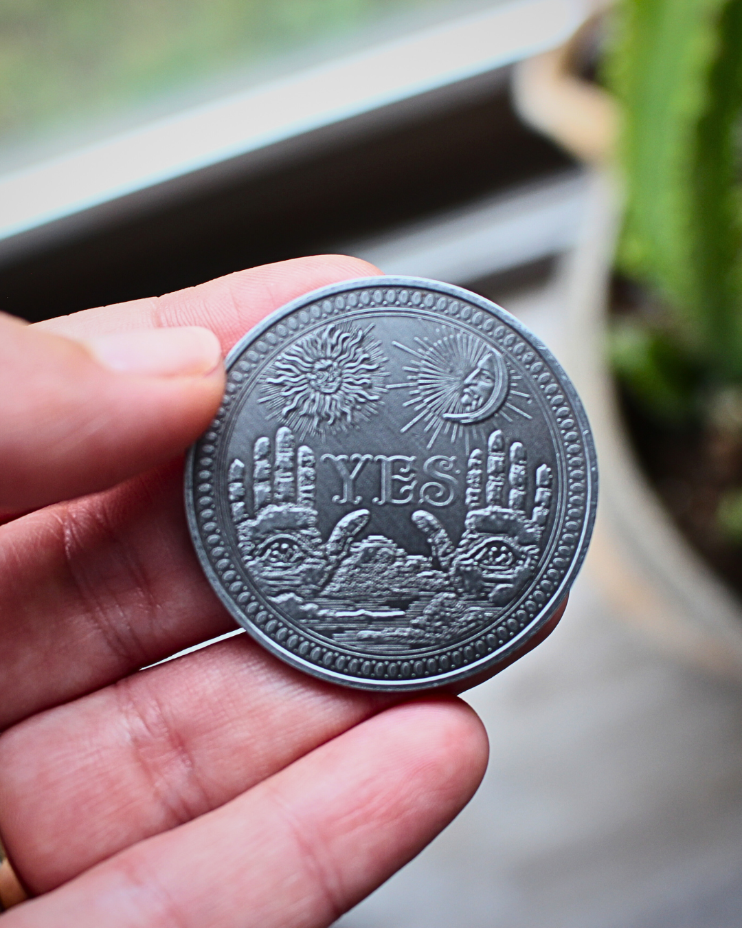 Cette pièce divinatoire est un outil simple, pour vous aider à répondre aux questions fermées du quotidien 
Une face Yes: "Oui", une face NO: "Non" 
40mm
