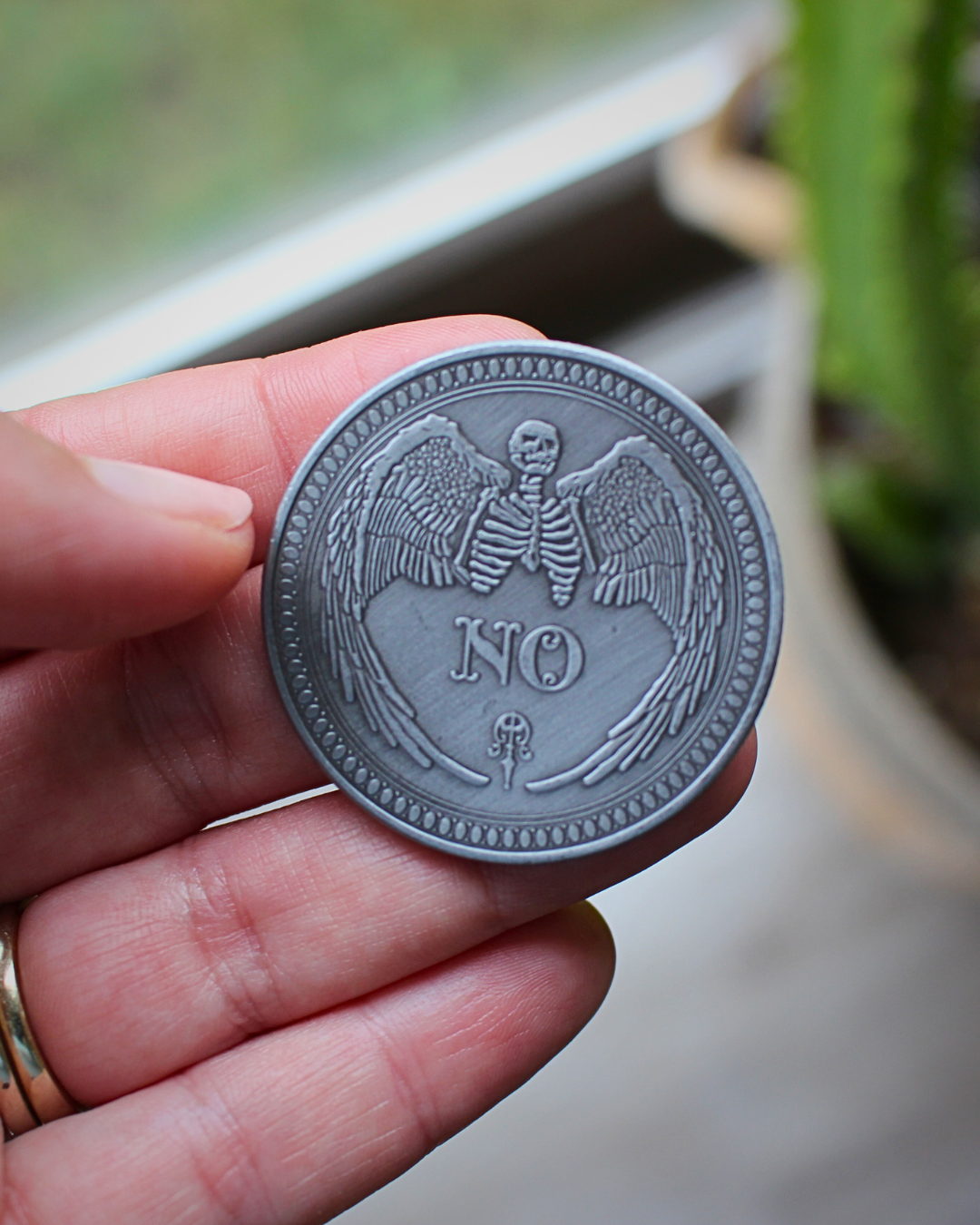 Cette pièce divinatoire est un outil simple, pour vous aider à répondre aux questions fermées du quotidien 
Une face Yes: "Oui", une face NO: "Non" 
40mm

