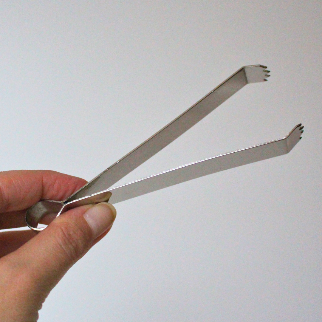 Pince à charbon en nickel 12,5 cm. Manipulez vos charbons en toute sécurité. Idéal fumigation, encens en résine et rituels. Prise en main précise et confortable.