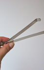 Pince à charbon en nickel 12,5 cm. Manipulez vos charbons en toute sécurité. Idéal fumigation, encens en résine et rituels. Prise en main précise et confortable.