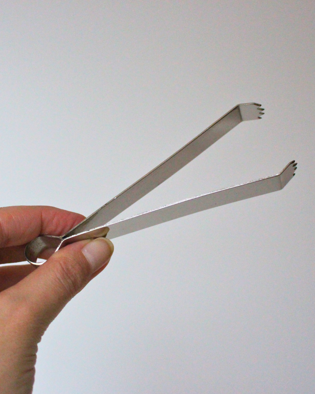 Pince à charbon en nickel 12,5 cm. Manipulez vos charbons en toute sécurité. Idéal fumigation, encens en résine et rituels. Prise en main précise et confortable.