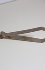 Pince à charbon en nickel 12,5 cm. Manipulez vos charbons en toute sécurité. Idéal fumigation, encens en résine et rituels. Prise en main précise et confortable.