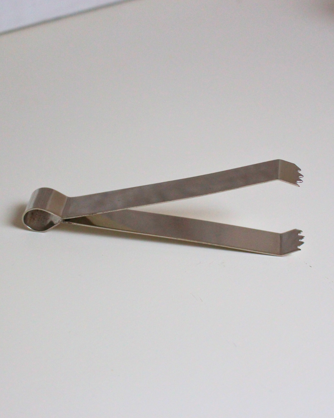Pince à charbon en nickel 12,5 cm. Manipulez vos charbons en toute sécurité. Idéal fumigation, encens en résine et rituels. Prise en main précise et confortable.