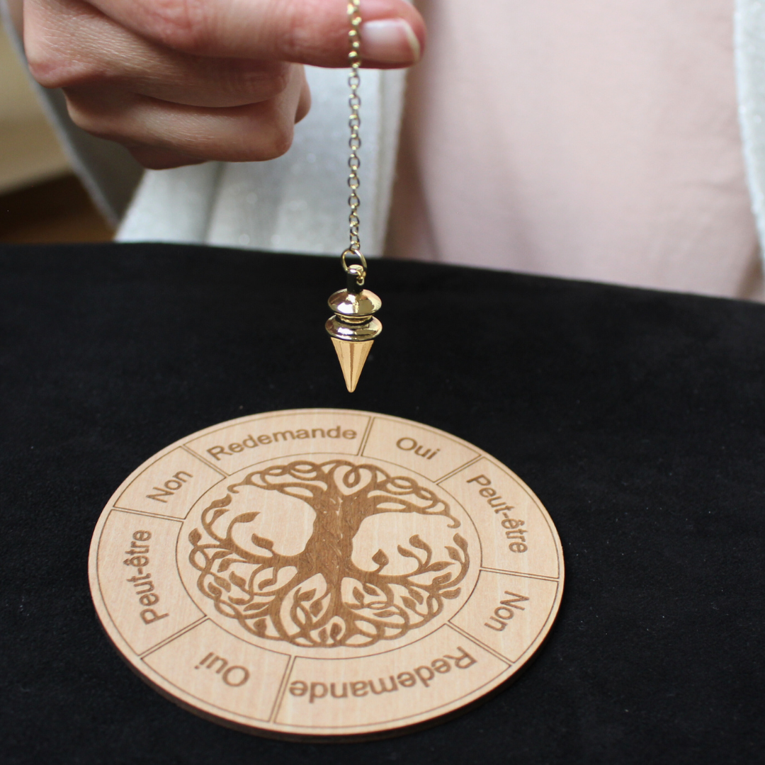 Plaque de radiesthésie en bois de tilleul, un outil simple pour vos pratiques divinatoires.
Gravée d’un motif Arbre de Vie, symbole d’harmonie, de sagesse et de connexion entre les mondes, cette plaque vous accompagne dans vos consultations au pendule.
Ses indications claires, Oui, Non, Peut-être, Redemande , permettent une lecture fluide, précise et intuitive de vos réponses énergétiques.