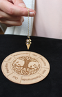 Plaque de radiesthésie en bois de tilleul, un outil simple pour vos pratiques divinatoires.
Gravée d’un motif Arbre de Vie, symbole d’harmonie, de sagesse et de connexion entre les mondes, cette plaque vous accompagne dans vos consultations au pendule.
Ses indications claires, Oui, Non, Peut-être, Redemande , permettent une lecture fluide, précise et intuitive de vos réponses énergétiques.