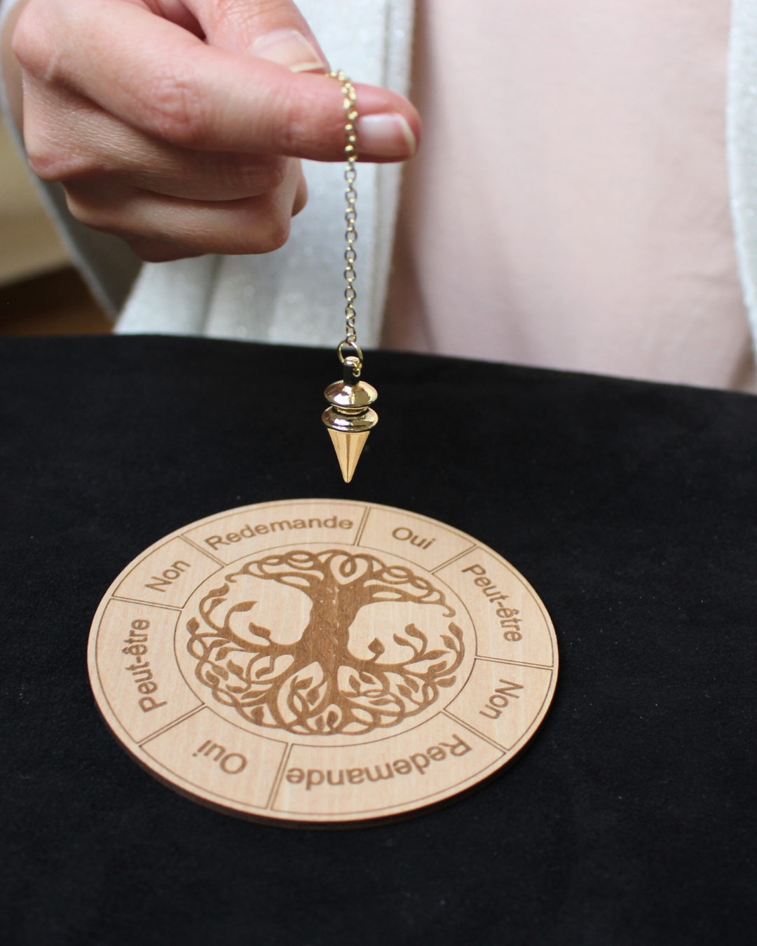 Plaque de radiesthésie en bois de tilleul, un outil simple pour vos pratiques divinatoires.
Gravée d’un motif Arbre de Vie, symbole d’harmonie, de sagesse et de connexion entre les mondes, cette plaque vous accompagne dans vos consultations au pendule.
Ses indications claires, Oui, Non, Peut-être, Redemande , permettent une lecture fluide, précise et intuitive de vos réponses énergétiques.