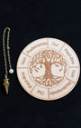 Plaque de radiesthésie en bois de tilleul, un outil simple pour vos pratiques divinatoires.
Gravée d’un motif Arbre de Vie, symbole d’harmonie, de sagesse et de connexion entre les mondes, cette plaque vous accompagne dans vos consultations au pendule.
Ses indications claires, Oui, Non, Peut-être, Redemande , permettent une lecture fluide, précise et intuitive de vos réponses énergétiques.