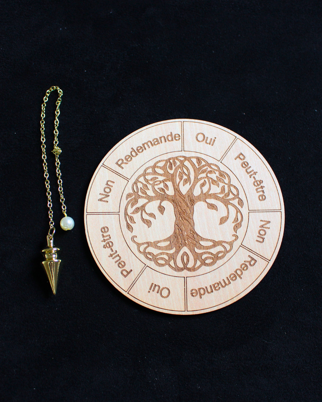 Plaque de radiesthésie en bois de tilleul, un outil simple pour vos pratiques divinatoires.
Gravée d’un motif Arbre de Vie, symbole d’harmonie, de sagesse et de connexion entre les mondes, cette plaque vous accompagne dans vos consultations au pendule.
Ses indications claires, Oui, Non, Peut-être, Redemande , permettent une lecture fluide, précise et intuitive de vos réponses énergétiques.