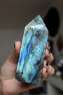 Cette pointe de labradorite naturelle, d’un poids de 293 grammes, provient de Madagascar, l’un des plus grands producteurs de labradorite de qualité au monde. Sculptée et polie à la main, elle révèle de superbes reflets métalliques (bleus, verts, dorés) appelés labradorescence, caractéristiques de cette pierre fascinante. Non traitée, 100 % naturelle, elle a été extraite dans des conditions respectueuses de l’humain et de l’environnement.