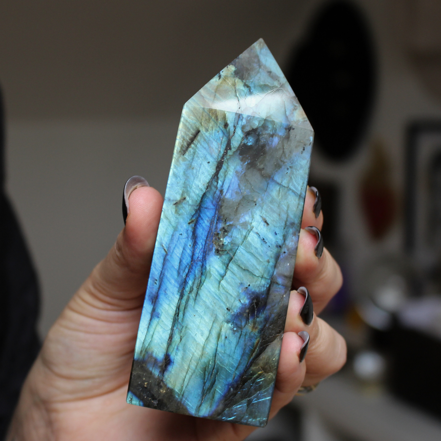 Cette pointe de labradorite naturelle, d’un poids de 293 grammes, provient de Madagascar, l’un des plus grands producteurs de labradorite de qualité au monde. Sculptée et polie à la main, elle révèle de superbes reflets métalliques (bleus, verts, dorés) appelés labradorescence, caractéristiques de cette pierre fascinante. Non traitée, 100 % naturelle, elle a été extraite dans des conditions respectueuses de l’humain et de l’environnement.