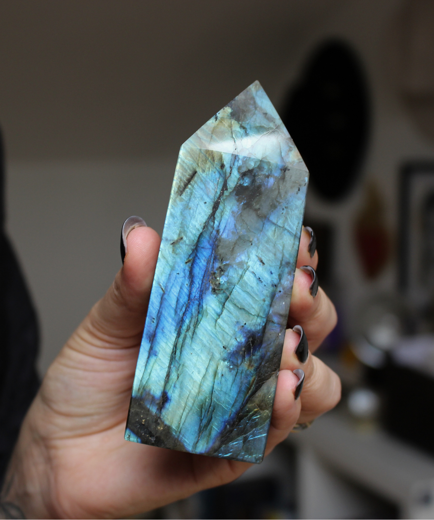 Cette pointe de labradorite naturelle, d’un poids de 293 grammes, provient de Madagascar, l’un des plus grands producteurs de labradorite de qualité au monde. Sculptée et polie à la main, elle révèle de superbes reflets métalliques (bleus, verts, dorés) appelés labradorescence, caractéristiques de cette pierre fascinante. Non traitée, 100 % naturelle, elle a été extraite dans des conditions respectueuses de l’humain et de l’environnement.