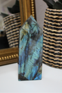 Cette pointe de labradorite naturelle, d’un poids de 293 grammes, provient de Madagascar, l’un des plus grands producteurs de labradorite de qualité au monde. Sculptée et polie à la main, elle révèle de superbes reflets métalliques (bleus, verts, dorés) appelés labradorescence, caractéristiques de cette pierre fascinante. Non traitée, 100 % naturelle, elle a été extraite dans des conditions respectueuses de l’humain et de l’environnement.