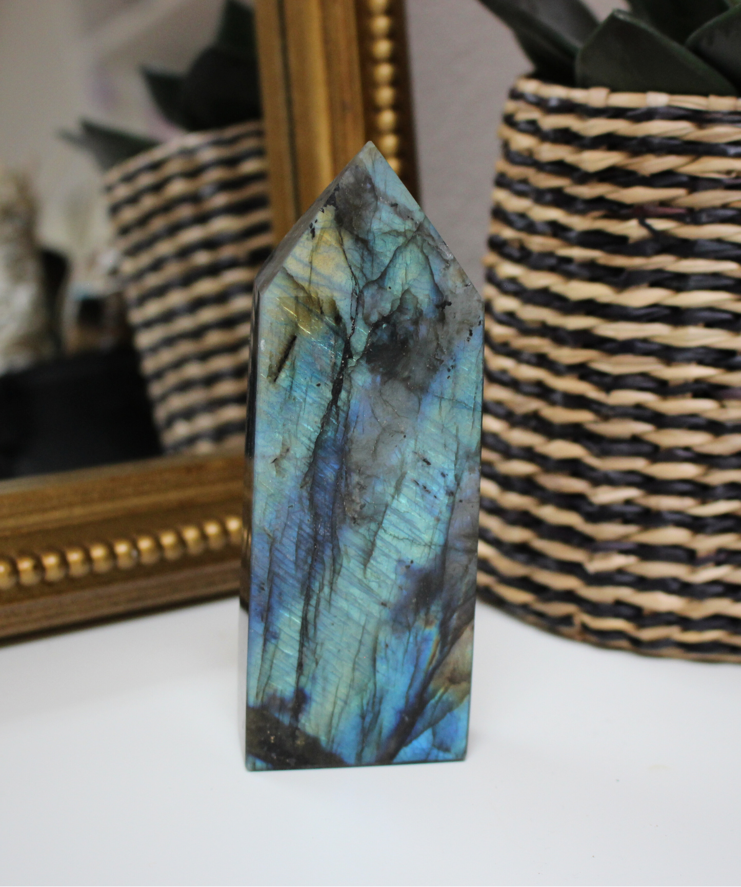 Cette pointe de labradorite naturelle, d’un poids de 293 grammes, provient de Madagascar, l’un des plus grands producteurs de labradorite de qualité au monde. Sculptée et polie à la main, elle révèle de superbes reflets métalliques (bleus, verts, dorés) appelés labradorescence, caractéristiques de cette pierre fascinante. Non traitée, 100 % naturelle, elle a été extraite dans des conditions respectueuses de l’humain et de l’environnement.