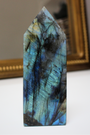 Cette pointe de labradorite naturelle, d’un poids de 293 grammes, provient de Madagascar, l’un des plus grands producteurs de labradorite de qualité au monde. Sculptée et polie à la main, elle révèle de superbes reflets métalliques (bleus, verts, dorés) appelés labradorescence, caractéristiques de cette pierre fascinante. Non traitée, 100 % naturelle, elle a été extraite dans des conditions respectueuses de l’humain et de l’environnement.