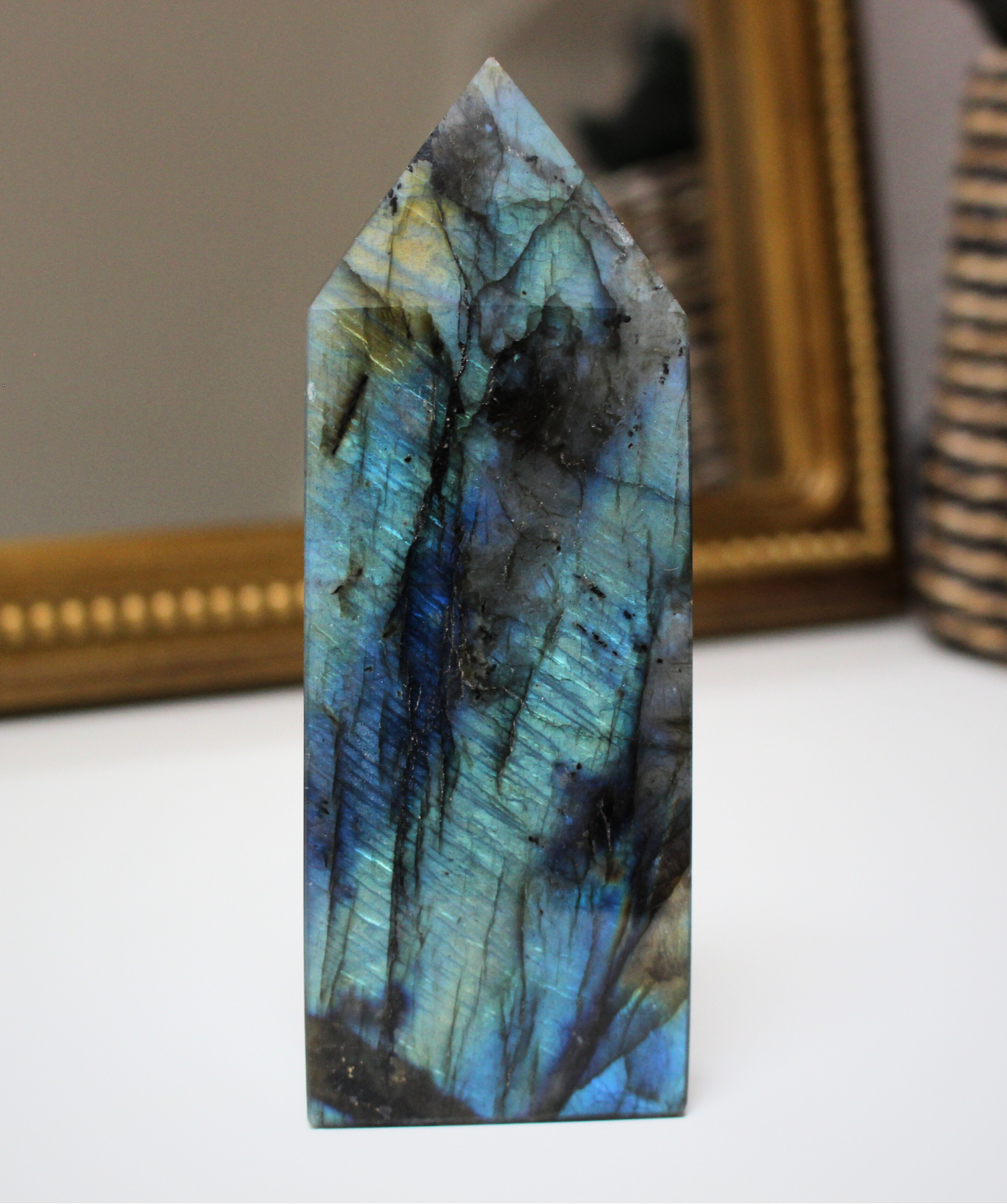 Cette pointe de labradorite naturelle, d’un poids de 293 grammes, provient de Madagascar, l’un des plus grands producteurs de labradorite de qualité au monde. Sculptée et polie à la main, elle révèle de superbes reflets métalliques (bleus, verts, dorés) appelés labradorescence, caractéristiques de cette pierre fascinante. Non traitée, 100 % naturelle, elle a été extraite dans des conditions respectueuses de l’humain et de l’environnement.