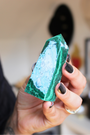 Jolie pointe en malachite naturelle semi-polie extraite au Congo. La malachite est idéale pour être posée sur un autel, utilisée en méditation, ou placée dans un espace de soin pour favoriser le réalignement énergétique. La malachite est une pierre puissante liée au chakra du coeur, connue pour sa capacité à absorber les énergies négatives et à accompagner les grandes transformations personnelles.