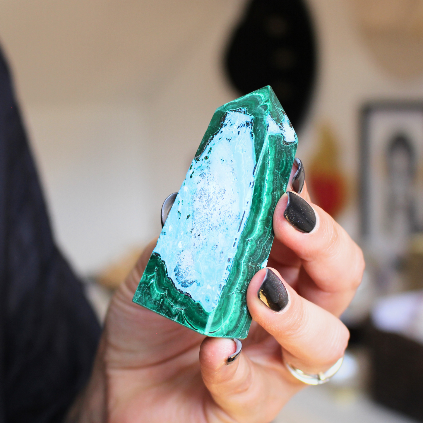 Jolie pointe en malachite naturelle semi-polie extraite au Congo. La malachite est idéale pour être posée sur un autel, utilisée en méditation, ou placée dans un espace de soin pour favoriser le réalignement énergétique. La malachite est une pierre puissante liée au chakra du coeur, connue pour sa capacité à absorber les énergies négatives et à accompagner les grandes transformations personnelles.