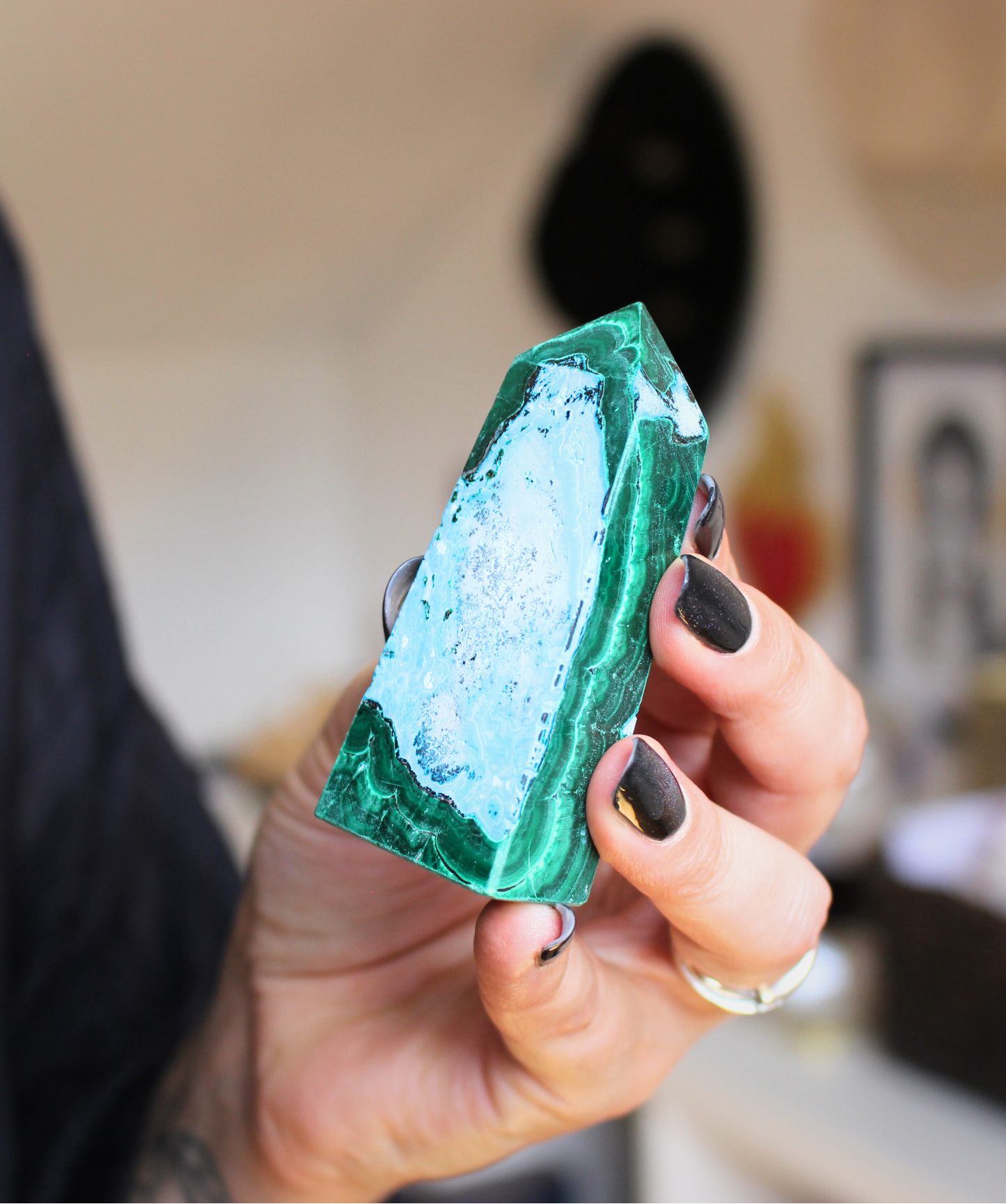 Jolie pointe en malachite naturelle semi-polie extraite au Congo. La malachite est idéale pour être posée sur un autel, utilisée en méditation, ou placée dans un espace de soin pour favoriser le réalignement énergétique. La malachite est une pierre puissante liée au chakra du coeur, connue pour sa capacité à absorber les énergies négatives et à accompagner les grandes transformations personnelles.