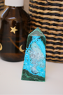 Jolie pointe en malachite naturelle semi-polie extraite au Congo. La malachite est idéale pour être posée sur un autel, utilisée en méditation, ou placée dans un espace de soin pour favoriser le réalignement énergétique. La malachite est une pierre puissante liée au chakra du coeur, connue pour sa capacité à absorber les énergies négatives et à accompagner les grandes transformations personnelles.