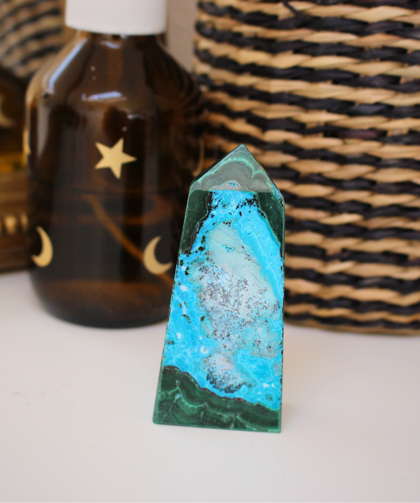 Jolie pointe en malachite naturelle semi-polie extraite au Congo. La malachite est idéale pour être posée sur un autel, utilisée en méditation, ou placée dans un espace de soin pour favoriser le réalignement énergétique. La malachite est une pierre puissante liée au chakra du coeur, connue pour sa capacité à absorber les énergies négatives et à accompagner les grandes transformations personnelles.