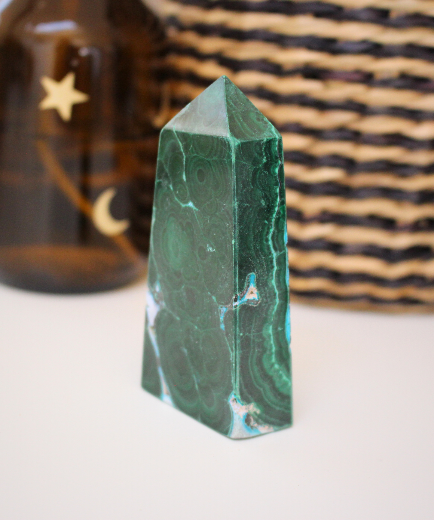 Jolie pointe en malachite naturelle semi-polie extraite au Congo. La malachite est idéale pour être posée sur un autel, utilisée en méditation, ou placée dans un espace de soin pour favoriser le réalignement énergétique. La malachite est une pierre puissante liée au chakra du coeur, connue pour sa capacité à absorber les énergies négatives et à accompagner les grandes transformations personnelles.