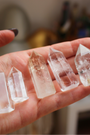Pointe de cristal de roche naturelle de 10 à 30 grammes provient du Brésil, pays reconnu pour la pureté et la transparence exceptionnelle de ses quartz. De qualité AA+, elle présente une belle clarté avec quelques inclusions naturelles qui témoignent de son authenticité. Taillée et polie avec soin, cette pointe est idéale pour la lithothérapie ou autres pratiques énergétiques. Non traitée, 100 % naturelle, elle a été extraite dans des conditions respectueuses de l’humain et de l’environnement.