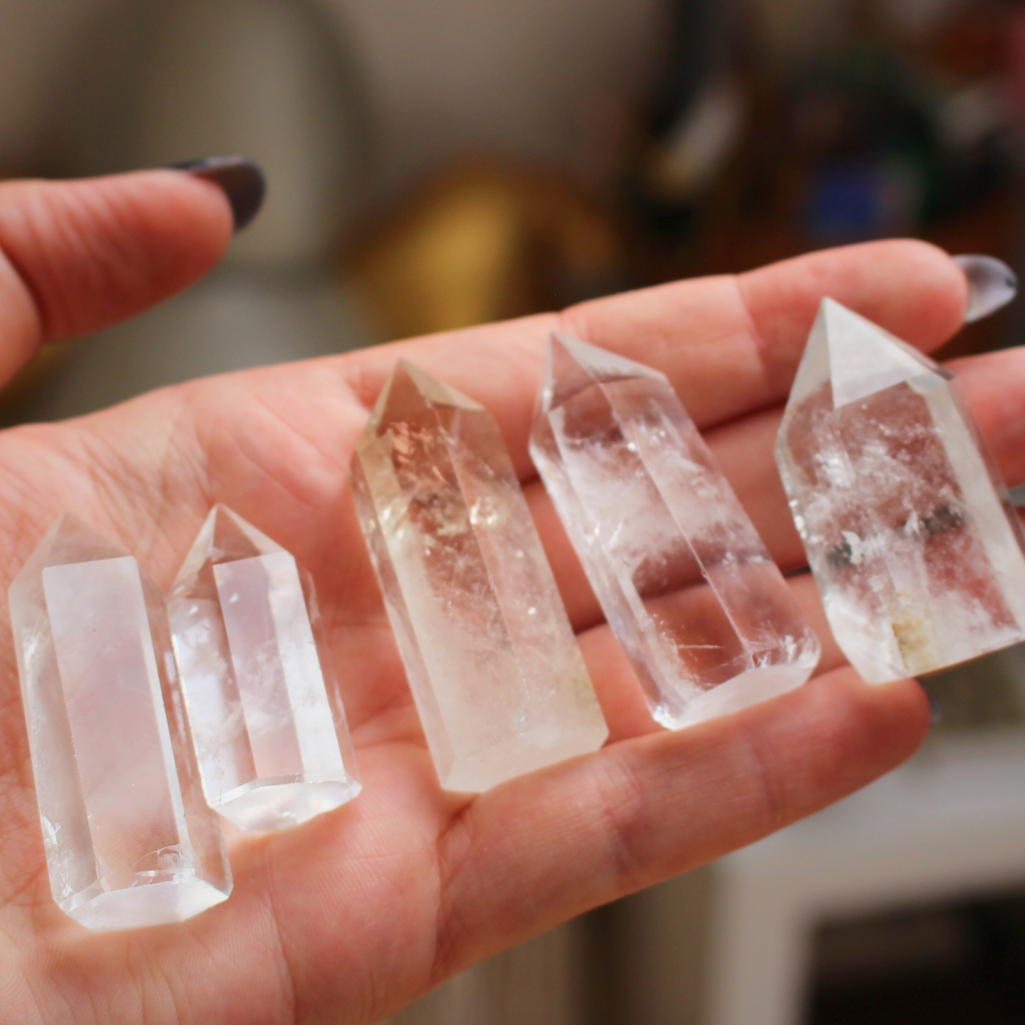 Pointe de cristal de roche naturelle de 10 à 30 grammes provient du Brésil, pays reconnu pour la pureté et la transparence exceptionnelle de ses quartz. De qualité AA+, elle présente une belle clarté avec quelques inclusions naturelles qui témoignent de son authenticité. Taillée et polie avec soin, cette pointe est idéale pour la lithothérapie ou autres pratiques énergétiques. Non traitée, 100 % naturelle, elle a été extraite dans des conditions respectueuses de l’humain et de l’environnement.