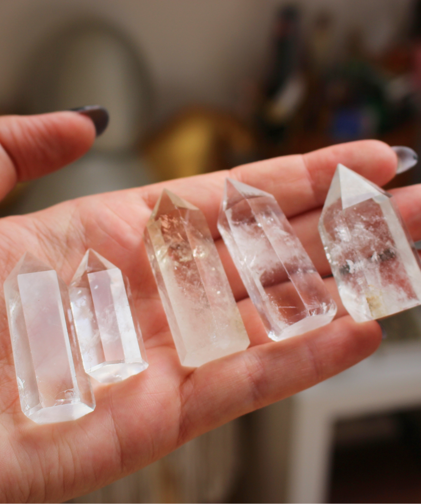 Pointe de cristal de roche naturelle de 10 à 30 grammes provient du Brésil, pays reconnu pour la pureté et la transparence exceptionnelle de ses quartz. De qualité AA+, elle présente une belle clarté avec quelques inclusions naturelles qui témoignent de son authenticité. Taillée et polie avec soin, cette pointe est idéale pour la lithothérapie ou autres pratiques énergétiques. Non traitée, 100 % naturelle, elle a été extraite dans des conditions respectueuses de l’humain et de l’environnement.