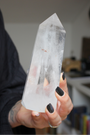 Cette pointe de cristal de roche naturelle de 674 grammes provient du Brésil, pays reconnu pour la pureté et la transparence exceptionnelle de ses quartz. De qualité AA+, elle présente une belle clarté avec quelques inclusions naturelles qui témoignent de son authenticité. Taillée et polie avec soin, cette pointe est idéale pour la lithothérapie ou autres pratiques énergétiques. Non traitée, 100 % naturelle, elle a été extraite dans des conditions respectueuses de l’humain et de l’environnement.