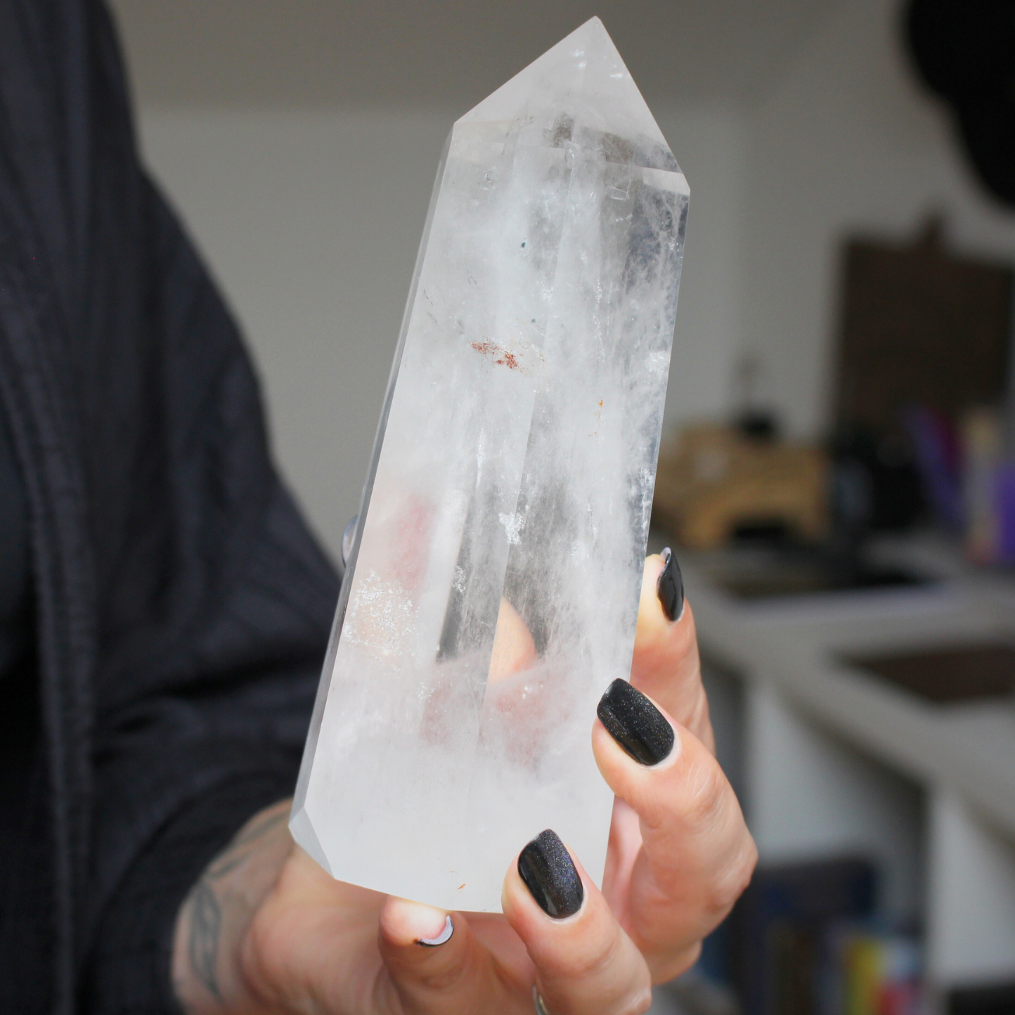 Cette pointe de cristal de roche naturelle de 674 grammes provient du Brésil, pays reconnu pour la pureté et la transparence exceptionnelle de ses quartz. De qualité AA+, elle présente une belle clarté avec quelques inclusions naturelles qui témoignent de son authenticité. Taillée et polie avec soin, cette pointe est idéale pour la lithothérapie ou autres pratiques énergétiques. Non traitée, 100 % naturelle, elle a été extraite dans des conditions respectueuses de l’humain et de l’environnement.