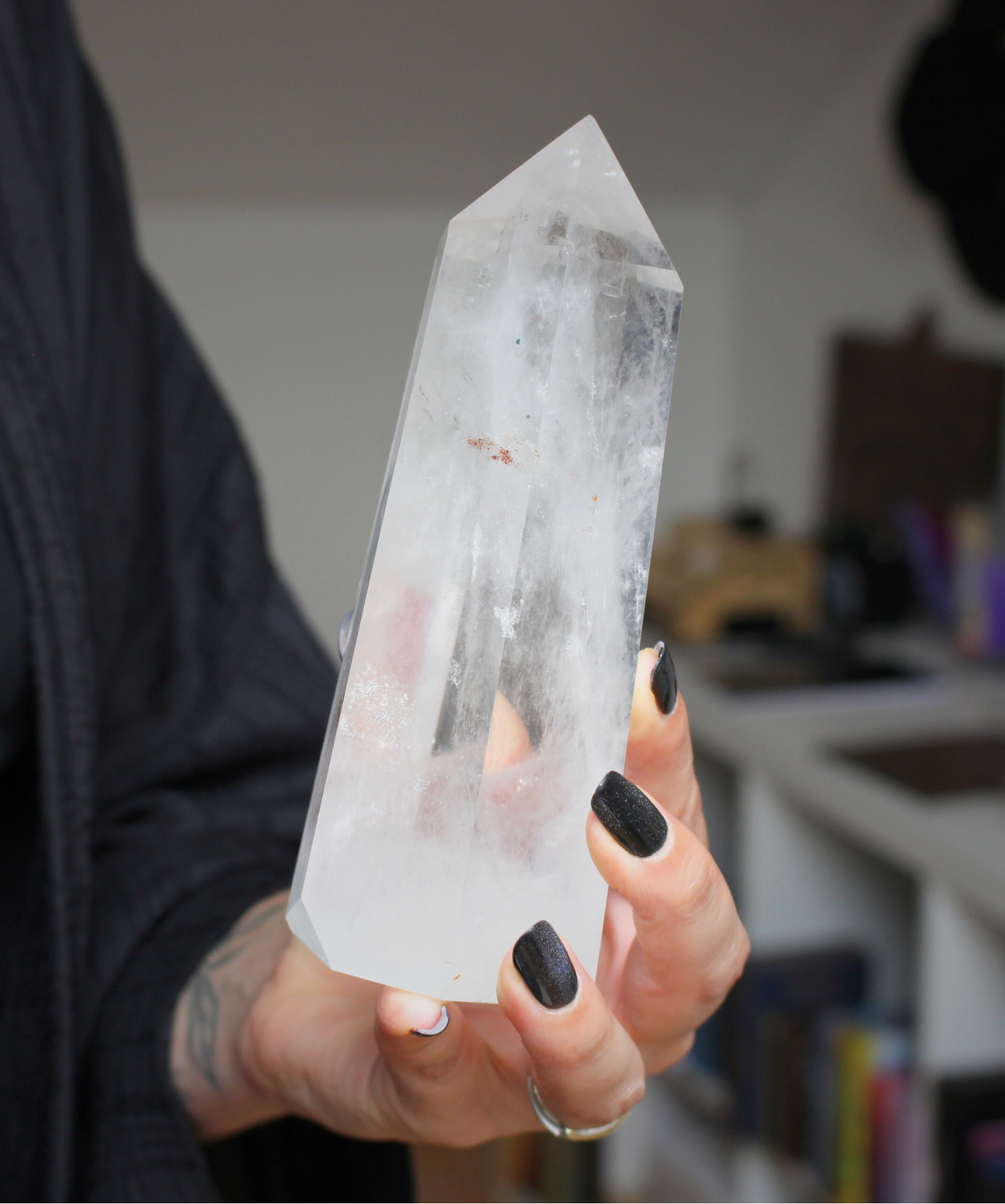 Cette pointe de cristal de roche naturelle de 674 grammes provient du Brésil, pays reconnu pour la pureté et la transparence exceptionnelle de ses quartz. De qualité AA+, elle présente une belle clarté avec quelques inclusions naturelles qui témoignent de son authenticité. Taillée et polie avec soin, cette pointe est idéale pour la lithothérapie ou autres pratiques énergétiques. Non traitée, 100 % naturelle, elle a été extraite dans des conditions respectueuses de l’humain et de l’environnement.