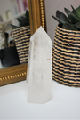 Cette pointe de cristal de roche naturelle de 674 grammes provient du Brésil, pays reconnu pour la pureté et la transparence exceptionnelle de ses quartz. De qualité AA+, elle présente une belle clarté avec quelques inclusions naturelles qui témoignent de son authenticité. Taillée et polie avec soin, cette pointe est idéale pour la lithothérapie ou autres pratiques énergétiques. Non traitée, 100 % naturelle, elle a été extraite dans des conditions respectueuses de l’humain et de l’environnement.