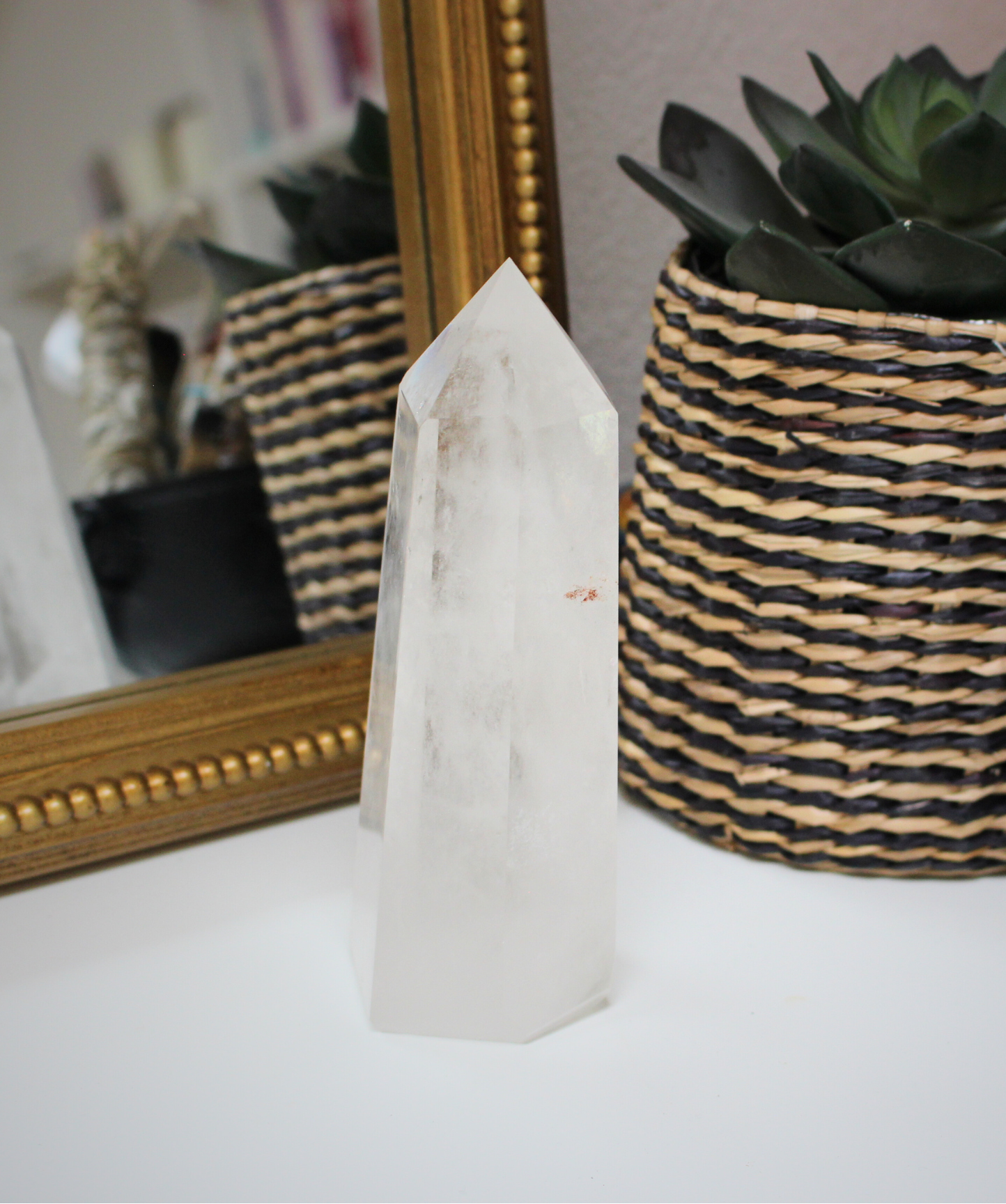 Cette pointe de cristal de roche naturelle de 674 grammes provient du Brésil, pays reconnu pour la pureté et la transparence exceptionnelle de ses quartz. De qualité AA+, elle présente une belle clarté avec quelques inclusions naturelles qui témoignent de son authenticité. Taillée et polie avec soin, cette pointe est idéale pour la lithothérapie ou autres pratiques énergétiques. Non traitée, 100 % naturelle, elle a été extraite dans des conditions respectueuses de l’humain et de l’environnement.