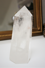 Cette pointe de cristal de roche naturelle de 674 grammes provient du Brésil, pays reconnu pour la pureté et la transparence exceptionnelle de ses quartz. De qualité AA+, elle présente une belle clarté avec quelques inclusions naturelles qui témoignent de son authenticité. Taillée et polie avec soin, cette pointe est idéale pour la lithothérapie ou autres pratiques énergétiques. Non traitée, 100 % naturelle, elle a été extraite dans des conditions respectueuses de l’humain et de l’environnement.