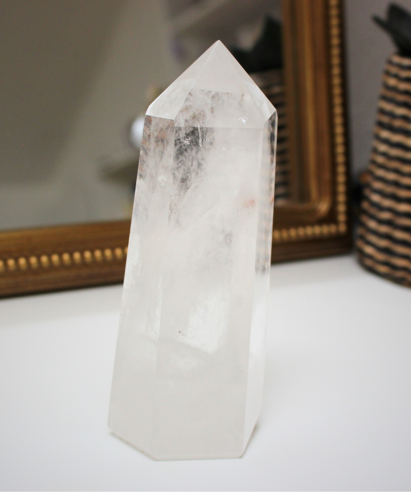 Cette pointe de cristal de roche naturelle de 674 grammes provient du Brésil, pays reconnu pour la pureté et la transparence exceptionnelle de ses quartz. De qualité AA+, elle présente une belle clarté avec quelques inclusions naturelles qui témoignent de son authenticité. Taillée et polie avec soin, cette pointe est idéale pour la lithothérapie ou autres pratiques énergétiques. Non traitée, 100 % naturelle, elle a été extraite dans des conditions respectueuses de l’humain et de l’environnement.