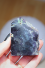 Cette tranche de  fluorine semi-polie multicolore naturelle d'excellente qualité AA+, séduit par ses teintes envoûtantes allant du violet au vert . Symbole  de clarté mentale, cet pièce en fluorine est parfaite pour apaiser l’esprit ou accompagner la concentration